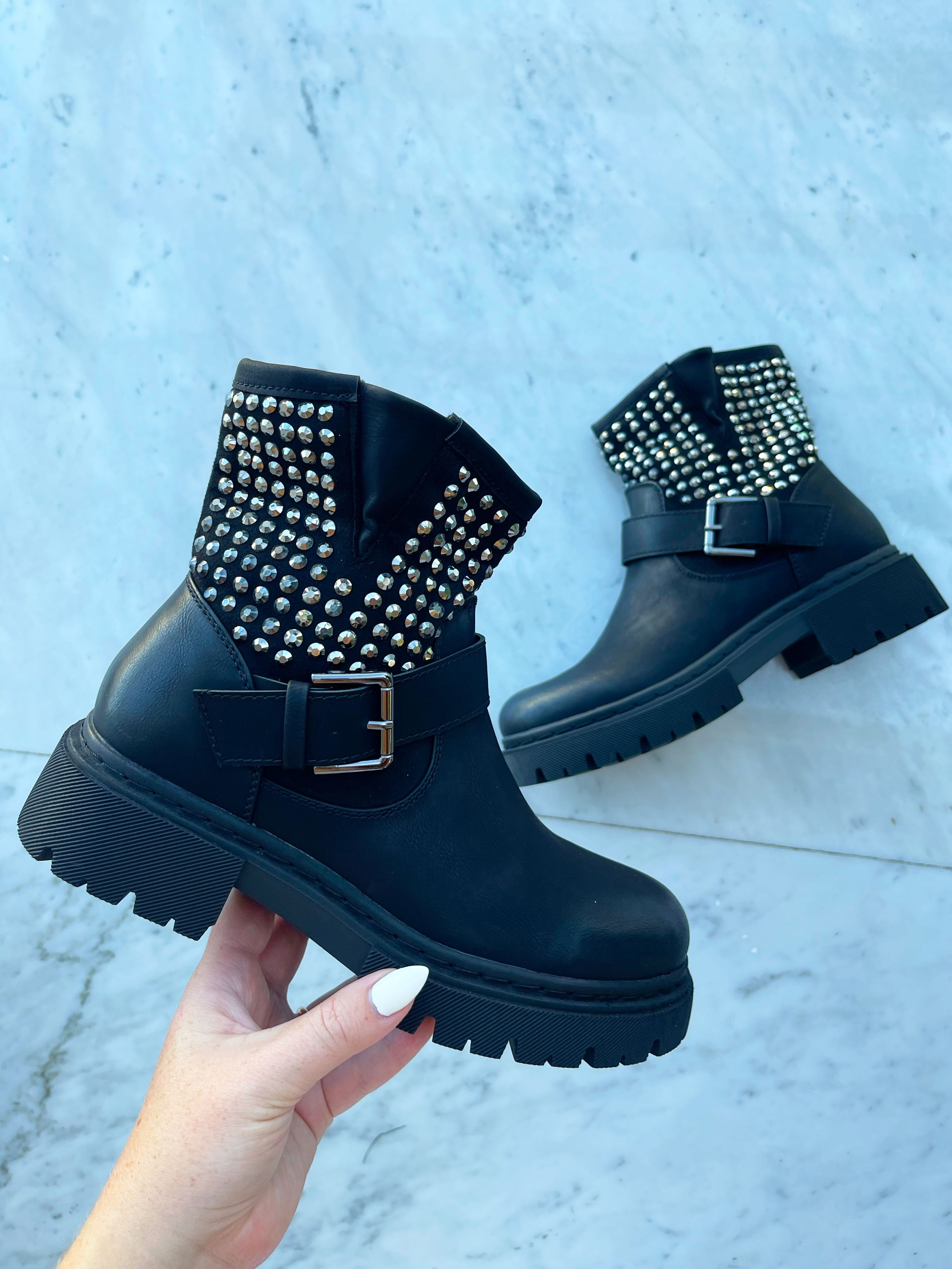 Millie - Stövlar dekorerade med shiny nitar på sidan